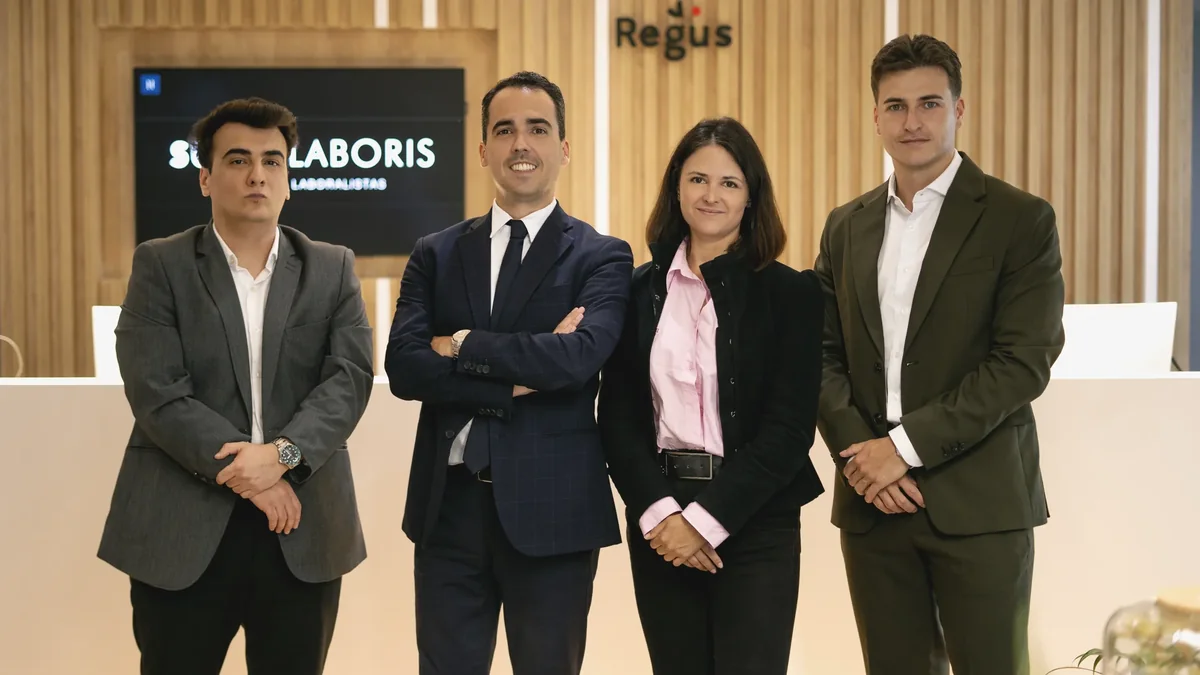 Equipo de Supralaboris, abogados laboralistas especializados en despidos, en la sede de Madrid