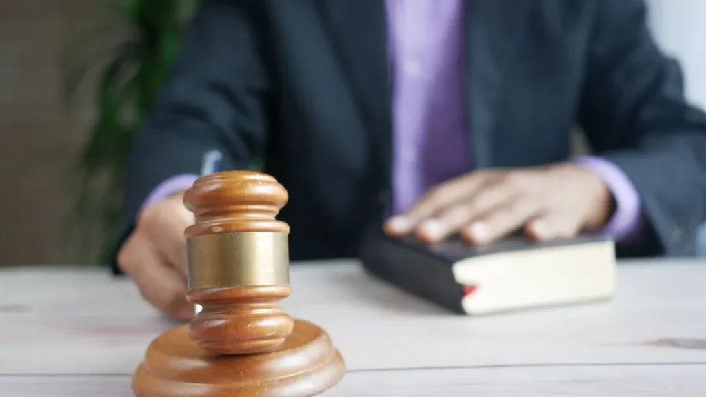 El despido improcedente: definición, causas, procedimiento y cómo actuar